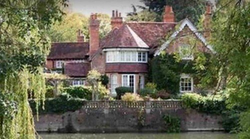 Peaceful garden retreat in stunning, popular countryside village.