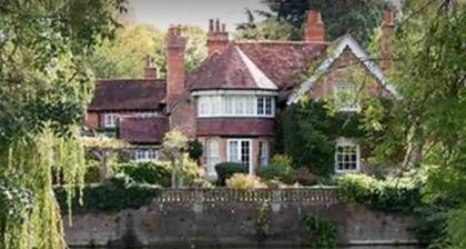 Peaceful garden retreat in stunning, popular countryside village.