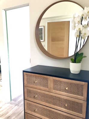 Interior - Peaceful garden retreat in stunning, popular countryside village. (Goring on Thames)