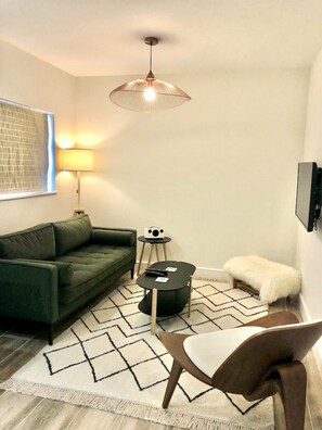 Smart TV - Peaceful garden retreat in stunning, popular countryside village. (Goring on Thames)