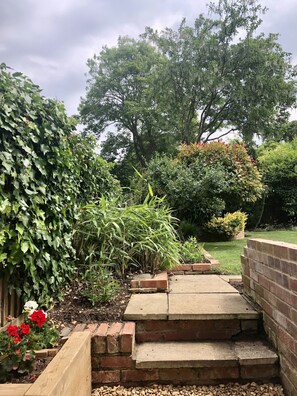 Property grounds - Peaceful garden retreat in stunning, popular countryside village. (Goring on Thames)