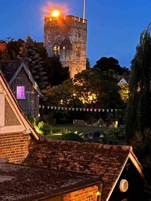 Exterior - Peaceful garden retreat in stunning, popular countryside village. (Goring on Thames)