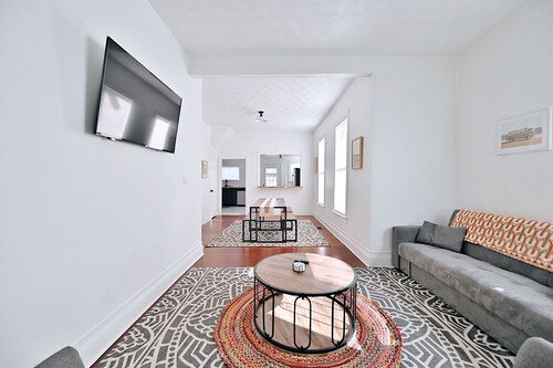 Urban Comfort & Cozy 4BR Near Downtown Indianapolis