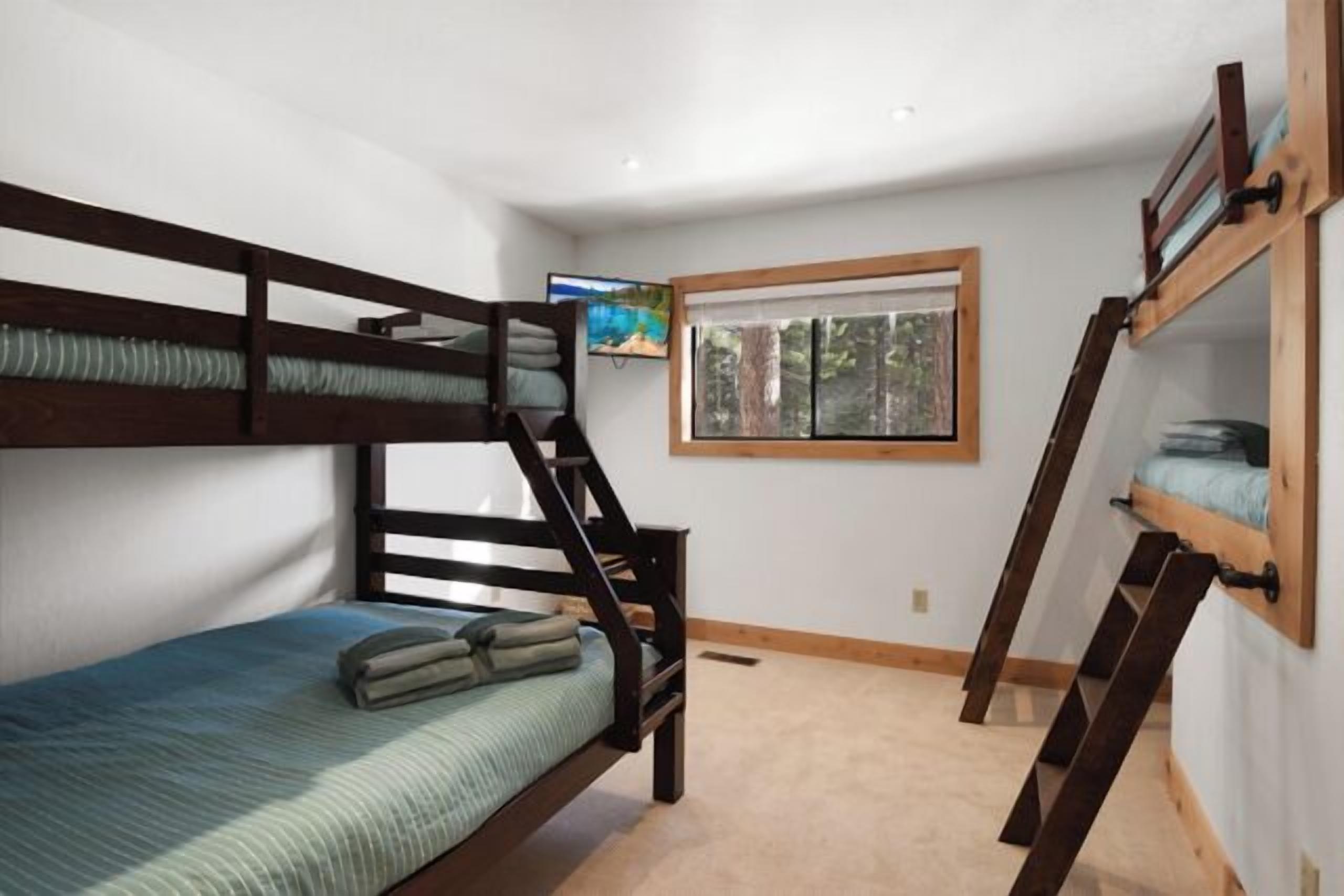 3 habitaciones, escritorio y tabla de planchar con plancha 