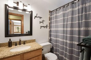 Combined shower/bathtub, towels