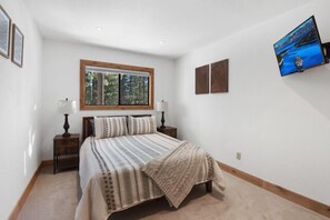 3 sovrum, skrivbord, strykjärn/strykbräda och resesäng