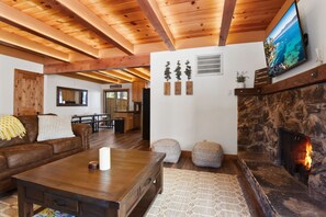 Smart TV, fireplace - Stunning, Luxurious, Clean & Cozy Tahoe Chalet (Incline Village)