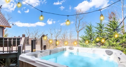 Killer Views of Lake + Pickleball + Hot Tub + Private