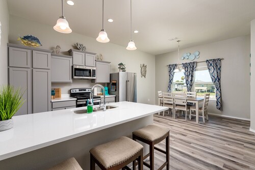 Beautiful, Newly Built Cottage Minutes to Beach