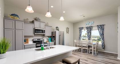 Beautiful, Newly Built Cottage Minutes to Beach