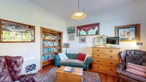 Family Apartment, Harbour View | Ruang tamu | 100 cm televisyen LCD dengan satelit, TV, komputer