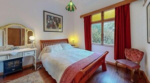 2 bedrooms, individually decorated, individually furnished, desk - Bluff Hill Lighthouse B&B (Napier)