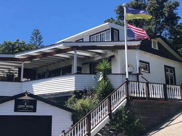 Front of property - Bluff Hill Lighthouse B&B (Napier)