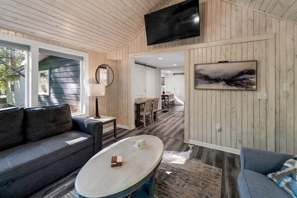 Smart TV, fireplace, stereo - Three bedroom getaway near Wisconsin Dells & Kalahari Indoor Waterpark (Wisconsin Dells)