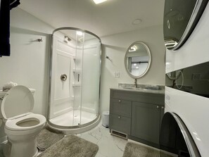 Dusche, Haartrockner, Handtücher, Seife
