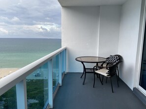Outdoor dining - Luxury Oceanfront resort/condo/1 Hotel / Roney Palace (Miami Beach)