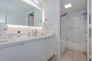 Combined shower/bathtub, hair dryer, bidet, towels - Luxury Oceanfront resort/condo/1 Hotel / Roney Palace (Miami Beach)