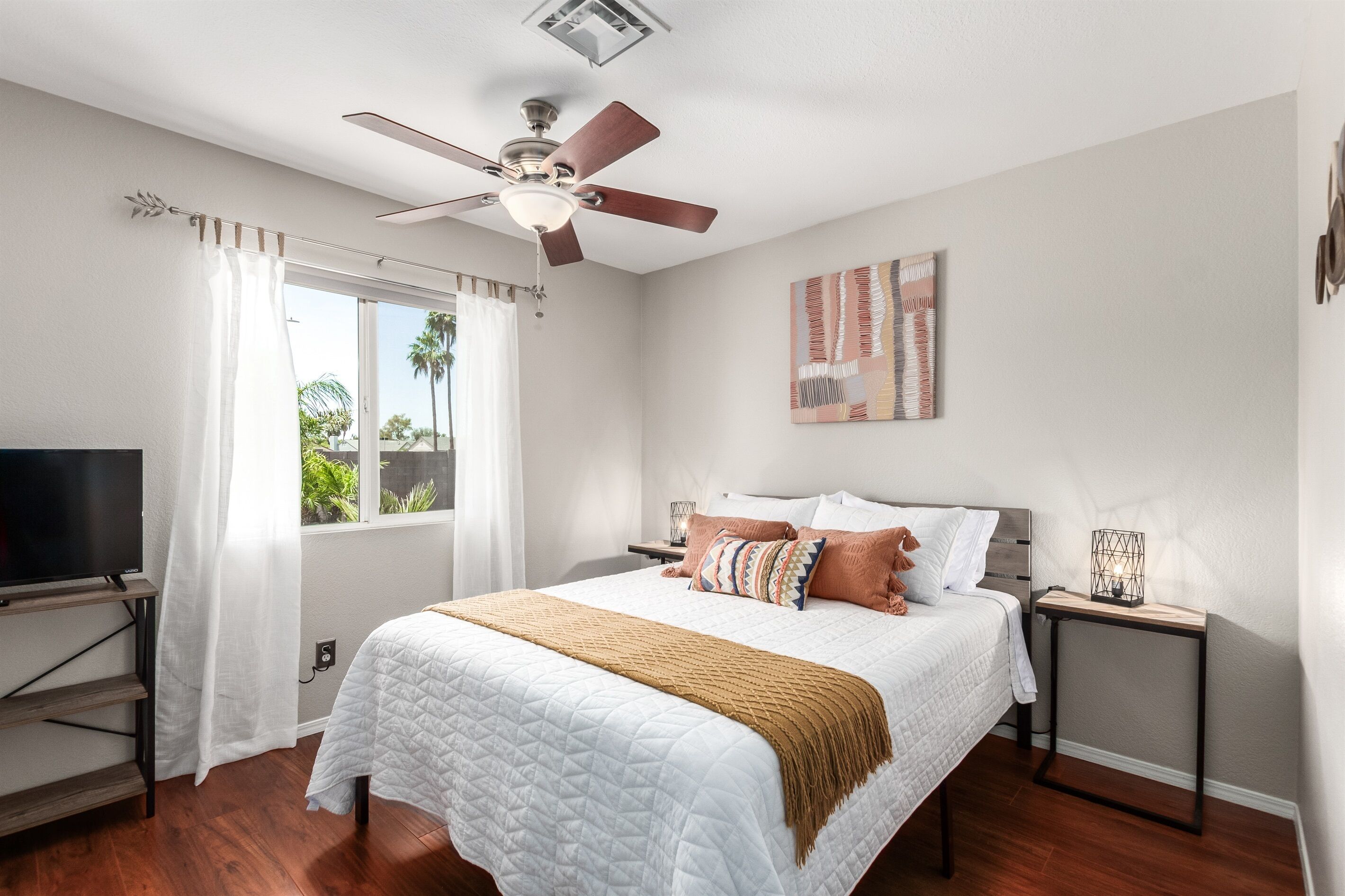 3 habitaciones, tabla de planchar con plancha y cuna de viaje 