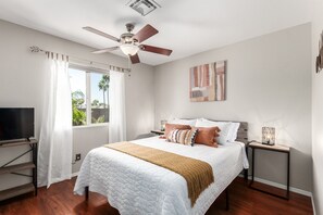 3 habitaciones, tabla de planchar con plancha y cuna de viaje 