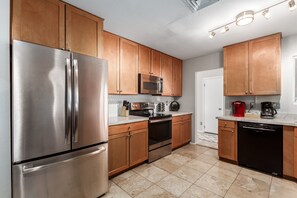 冷蔵庫、電子レンジ、オーブン、コンロ