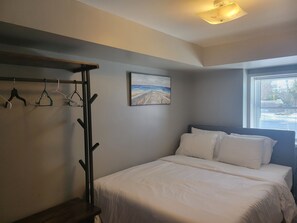 4 室のベッドルーム、デスク、アイロン / アイロン台、旅行用ベビーベッド