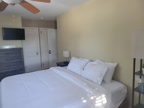 4 habitaciones, escritorio y tabla de planchar con plancha 