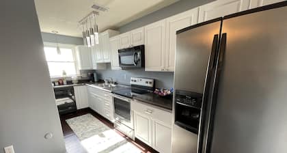 Renovated 2 Bedroom with King Bed, Pets Welcome, Washer & Dryer