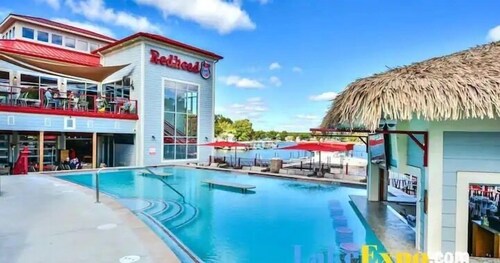 New condo w/ beautiful views & king bed(s)