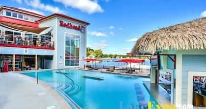 New condo w/ beautiful views & king bed(s)