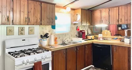 Gene's Retreat, charming lakeside 3 bed 2 bath peaceful home near Ft Gibson Lake