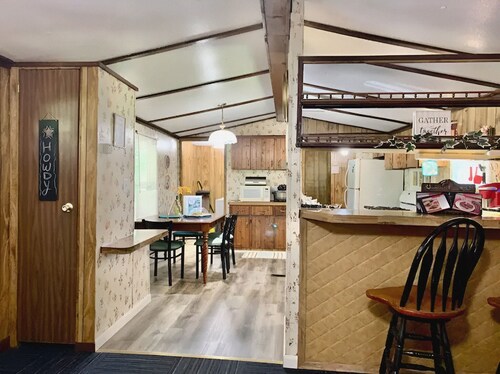 Gene's Retreat, charming lakeside 3 bed 2 bath peaceful home near Ft Gibson Lake
