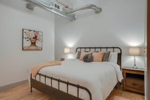 3 slaapkamers, een bureau, een strijkplank/strijkijzer, reisbedje