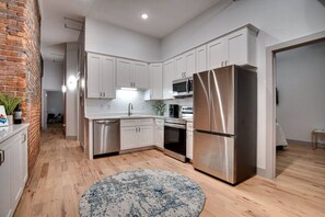 Frigorifero, microonde, forno, piano cottura