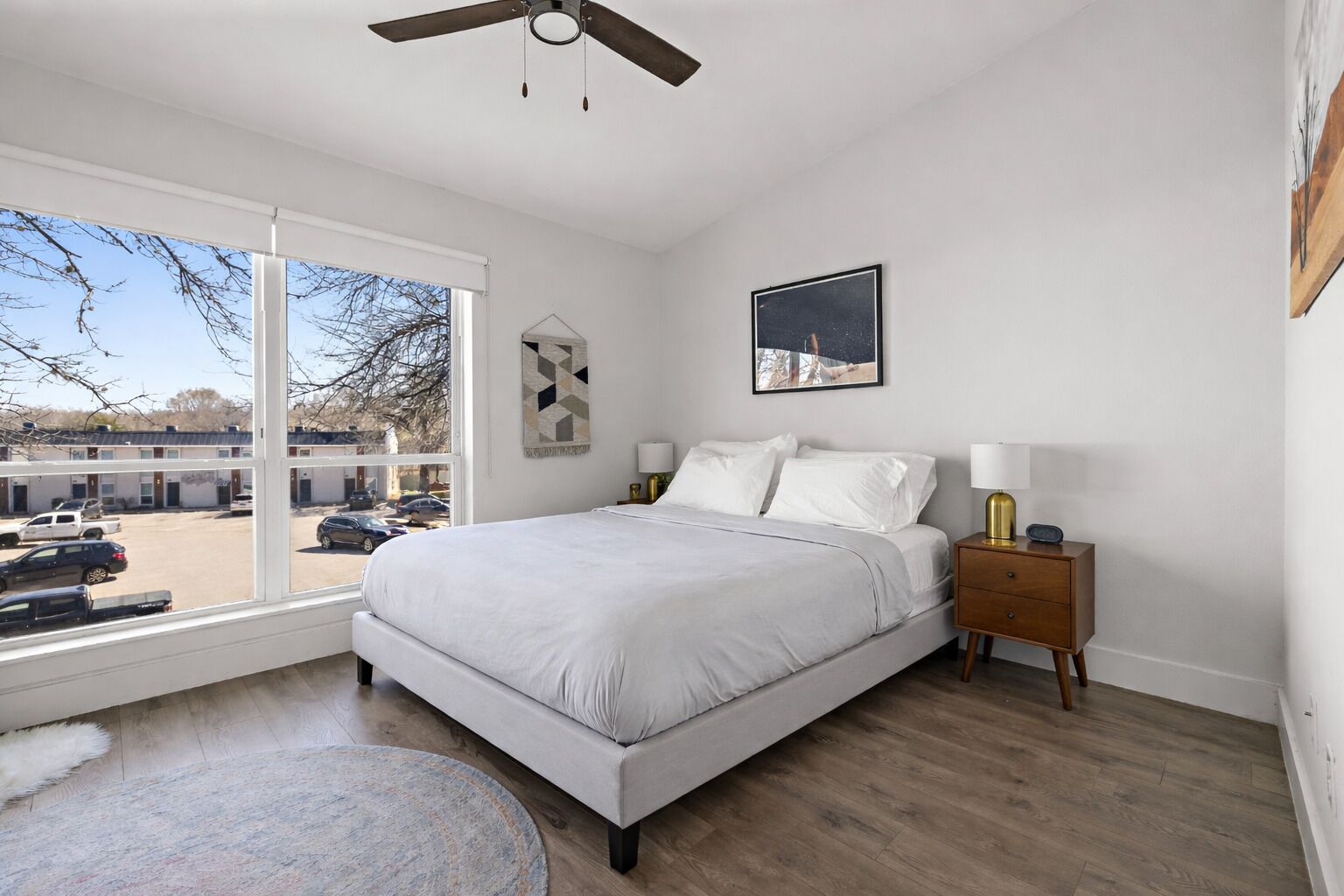 2 soverom, skrivebord, strykejern/-brett og wi-fi (inkludert)