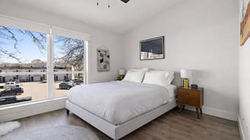 2 soverom, skrivebord, strykejern/-brett og wi-fi (inkludert)