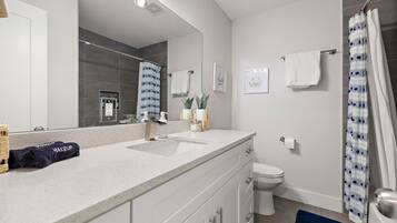 Kombinert dusj/badekar, hårføner, håndklær og såpe