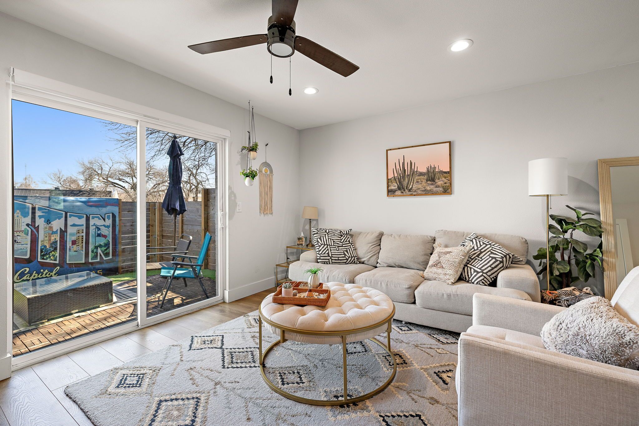 Smart TV, computer monitors