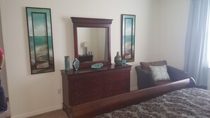 3 Schlafzimmer, Zimmersafe, Schreibtisch, Bügeleisen/Bügelbrett