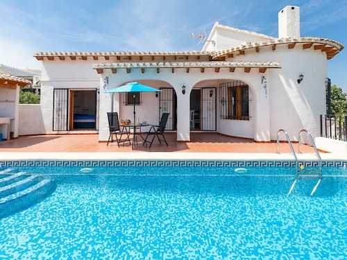 Schönes alleinstehendes Ferienhaus mit  W-LAN, privatem Pool, Klimaanlage, TV und Terrasse