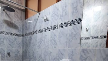 Een douche, zeep, toiletpapier