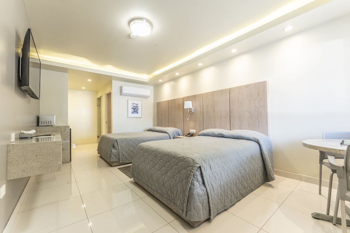 Habitación doble Deluxe | Escritorio, cortinas blackout y tabla de planchar con plancha