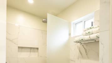 Deluxe-Doppelzimmer | Badezimmer | Dusche, Haartrockner, Handtücher, Seife