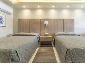 Escritorio, cortinas blackout y tabla de planchar con plancha 