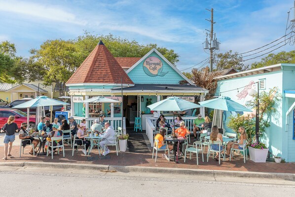 Outdoor dining - Flagler Ave 1 Bedroom/1 Bath -Eat, Drink, Play! (New Smyrna Beach)