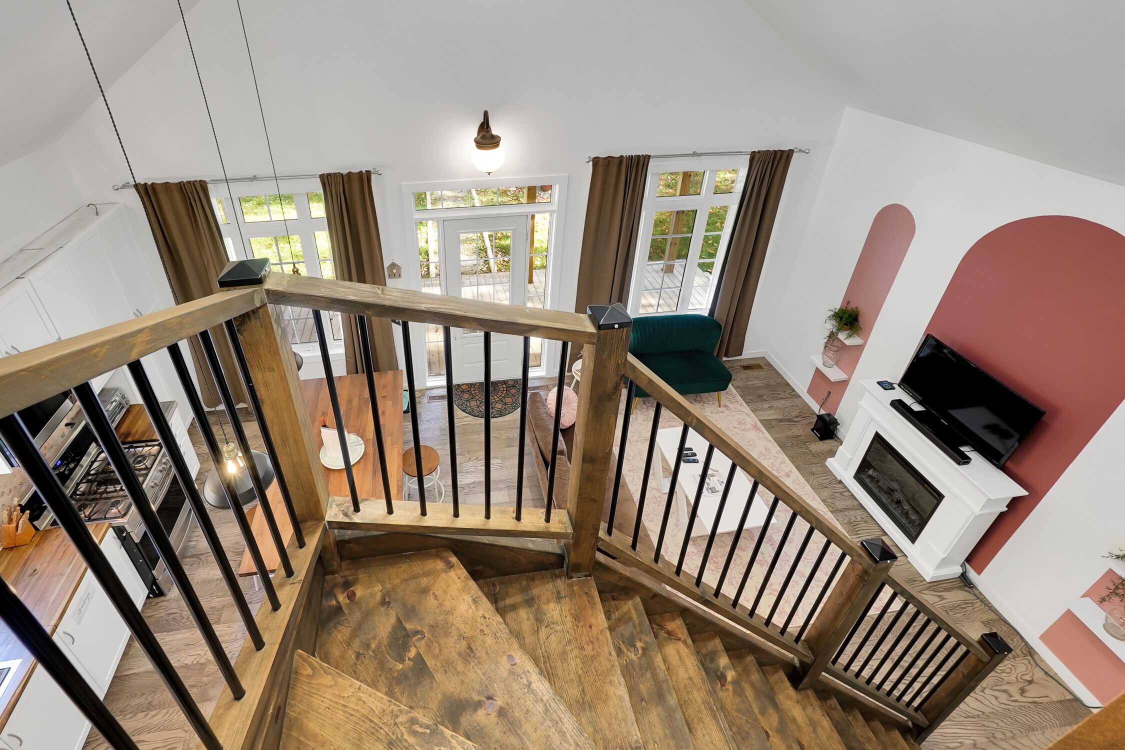 TV connectée, cheminée, livres