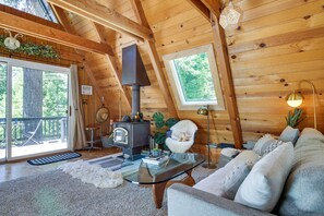Fireplace, books, music library, stereo - Decks, Grills + Fire Pit: Camp Connell Hideaway! (Camp Connell)
