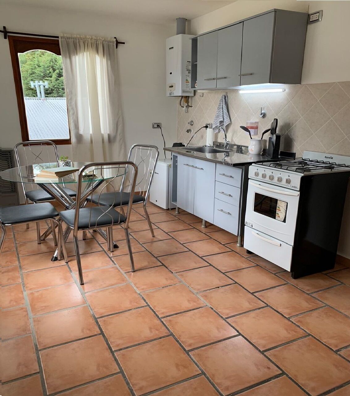 Microondas, horno, tostadora, mesa de comedor