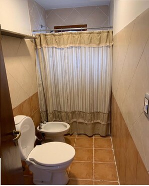 Duschwanne, Haartrockner, Bidet, Handtücher