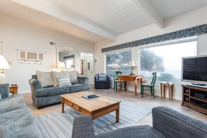 Televisión, chimenea y impresora