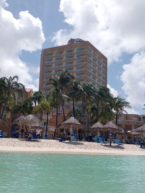 على الشاطئ، كراسي للتشمس، مناشف للشاطئ